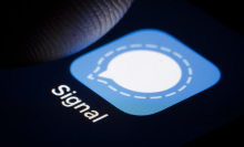A person clicking the Signal messaging app